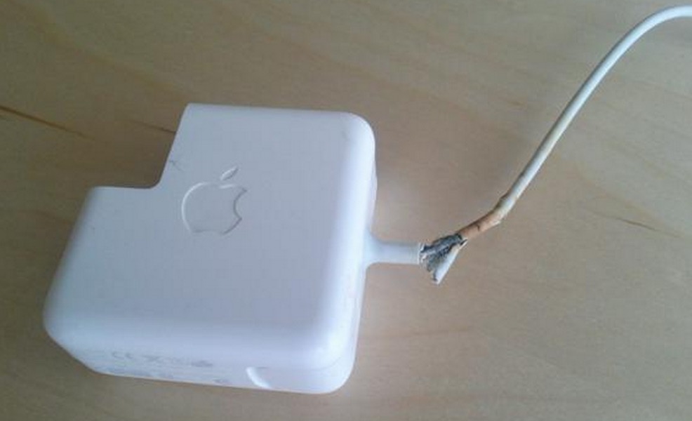 Así queda el cargador del MacBook Air (Late 2010) tras cuatro años